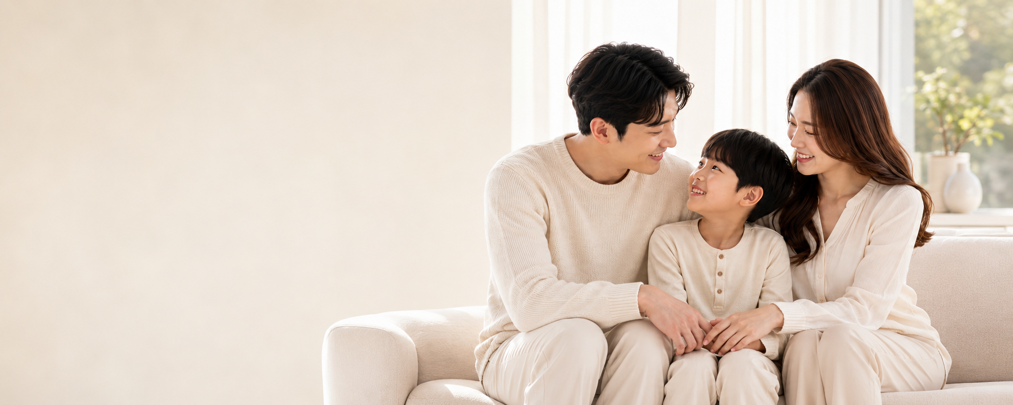 ครอบครัวพ่อแม่และลูกชายกำลังใช้เวลาร่วมกัน